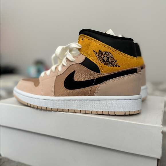 NEW Women’s Nike Air Jordan 1 Mid SE Particle Beige Size: 6 - Picture 8 of 8